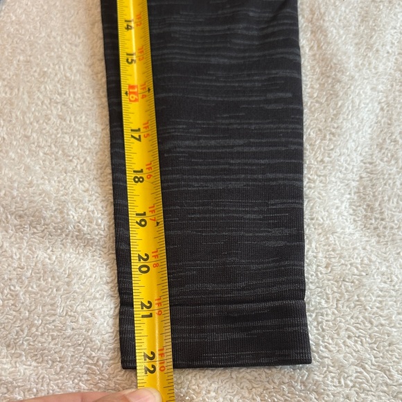 Gymshark Black Patterned Leggings size small ( small crack in logo) - Picture 8 of 10